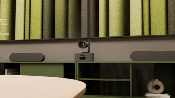 An image of the Logitech Rally AI Camera Pro with Logitech speakers.