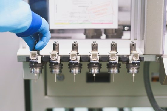 This image shows fuel injector products manufactured by Phinia.